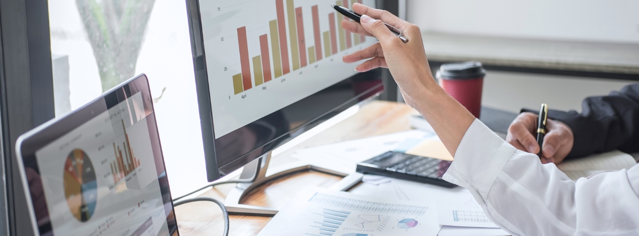 person selecting software with custom reporting