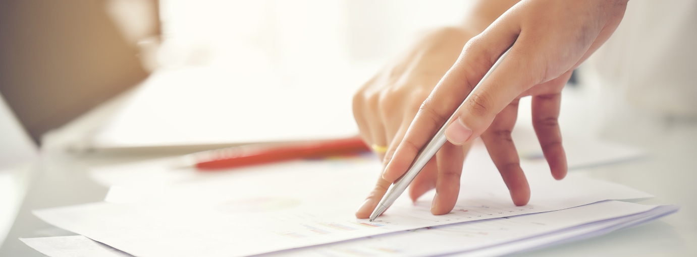 Illustration showing the difference between a lessee and a lessor in a commercial lease, with real estate managers managing both incoming and outgoing leases.